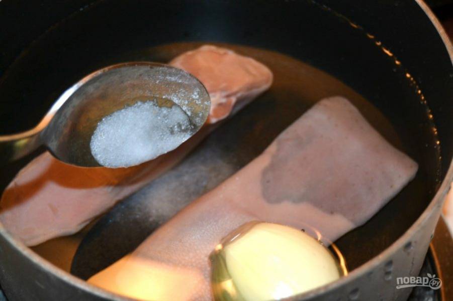 2.	Всыпьте 0,5 столовой ложки соли и доведите до кипения на сильном огне.