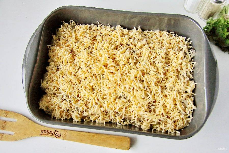 Верх посыпьте тертым сыром и запекайте в разогретой до 180 градусов духовке около 20-25 минут.
