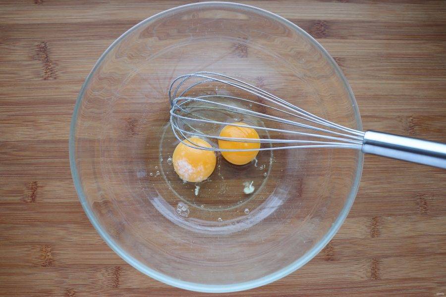 Яйца взбейте с щепоткой соли.