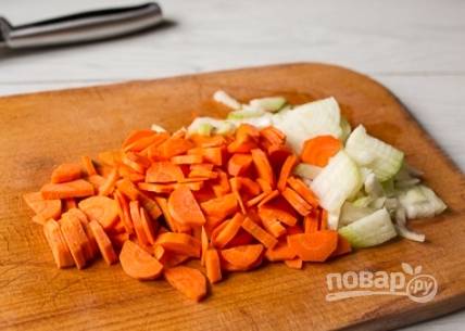 Чистим и моем морковь, нарезаем ее кольцами или полукольцами. Очищенный от шелухи лук нарезаем мелкими кусочками. 