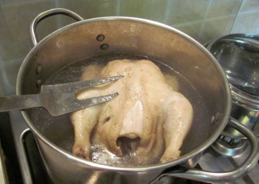1. Курицу отвариваем в подсоленной воде, или берем готовый бульон, если хотите быстрее сделать суп.