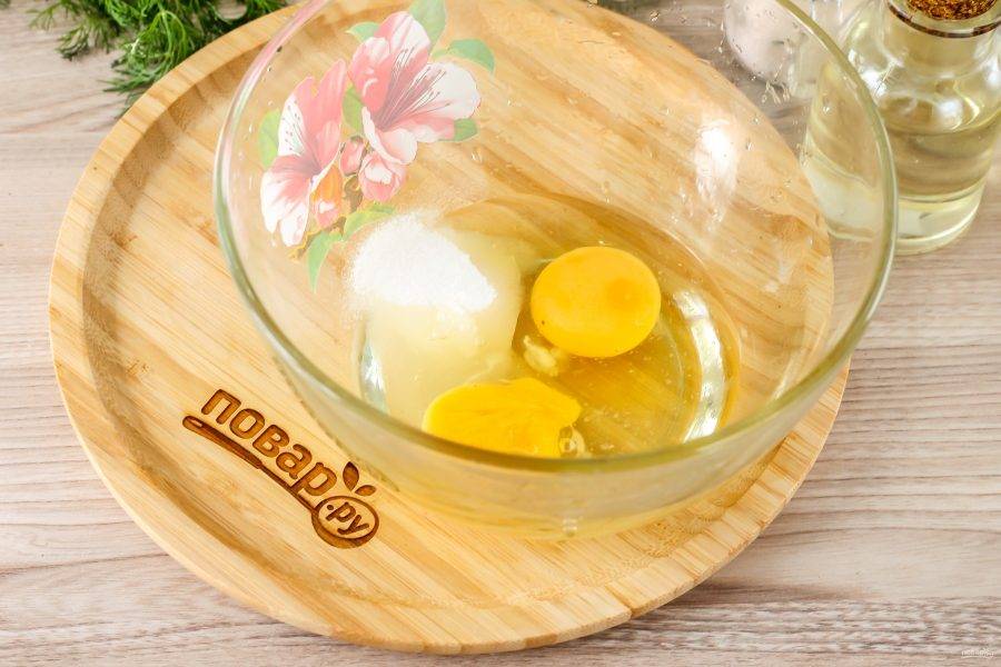Вбейте куриные яйца в глубокую емкость, всыпьте туда же сахар и соль. По желанию можно добавить ванильный сахар, если готовите сладкие блины. Кстати, норму сахара вы также можете увеличить. Аккуратно взбейте все содержимое емкости.