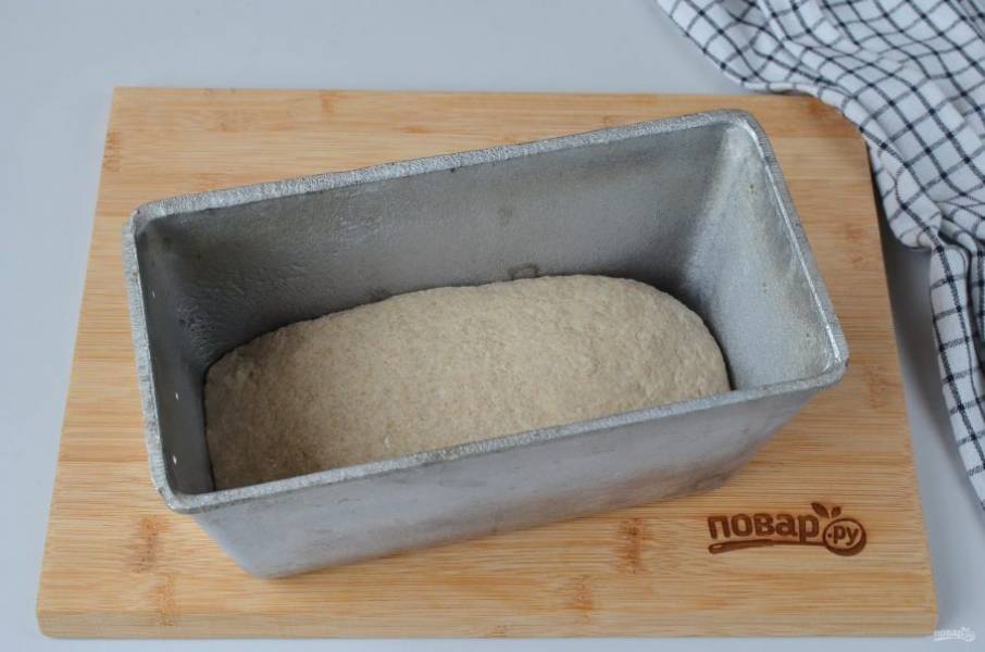 Форму для хлеба смажьте растительным маслом. Выложите тесто, сформировав булочку. Накройте пищевой пленкой и поставьте в теплое место на 4-6 часов. Я прогреваю духовку до 40 градусов, ставлю на решетку форму и таймер на 4 часа. Если тесто увеличилось в 2-3 раза, тогда включаю духовку на 200 градусов и выпекаю 45 минут. Если тесто еще не поднялось, то еще часик-другой даю на подъем.