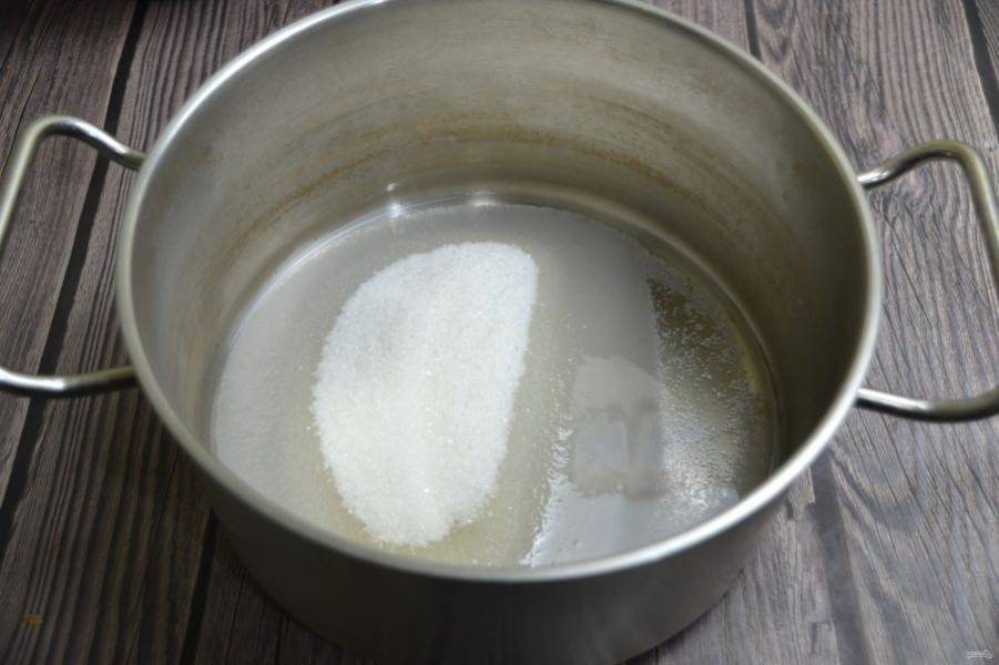 В кастрюлю с толстым дном влейте воду, небольшими порциями растворите сахар на медленном огне, сварите сироп.
