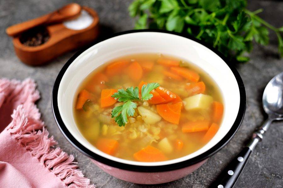 Готовый суп с горохом и гречкой разлейте по порциям и можно звать домашних к обеденному столу. Просто, сытно и очень вкусно. Приятного аппетита! 