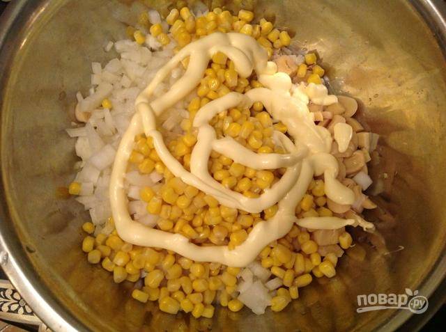 6.	Добавляю в миску консервированную кукурузу, слив с нее жидкость, и майонез.