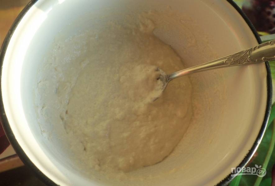 Готовим тесто. Вливаем в миску воду, добавляем 1 ч. л. соли и 1 ст. л. масла. Просеиваем стакан муки, перемешиваем.