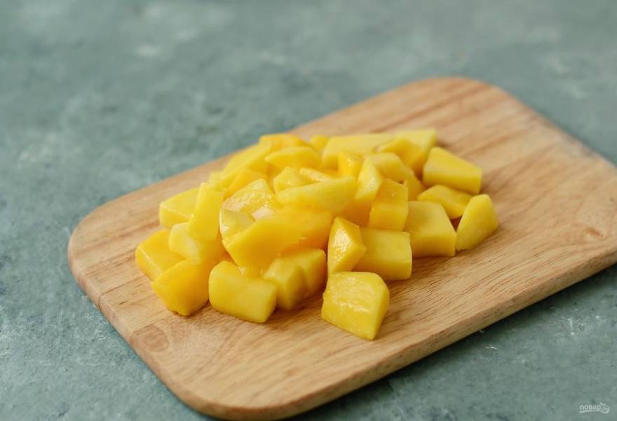 Если используете свежий манго, то очистите его от кожуры, удалите косточку и нарежьте кубиками. Замороженный манго полностью разморозьте и при необходимости нарежьте на ломтики подходящего размера.