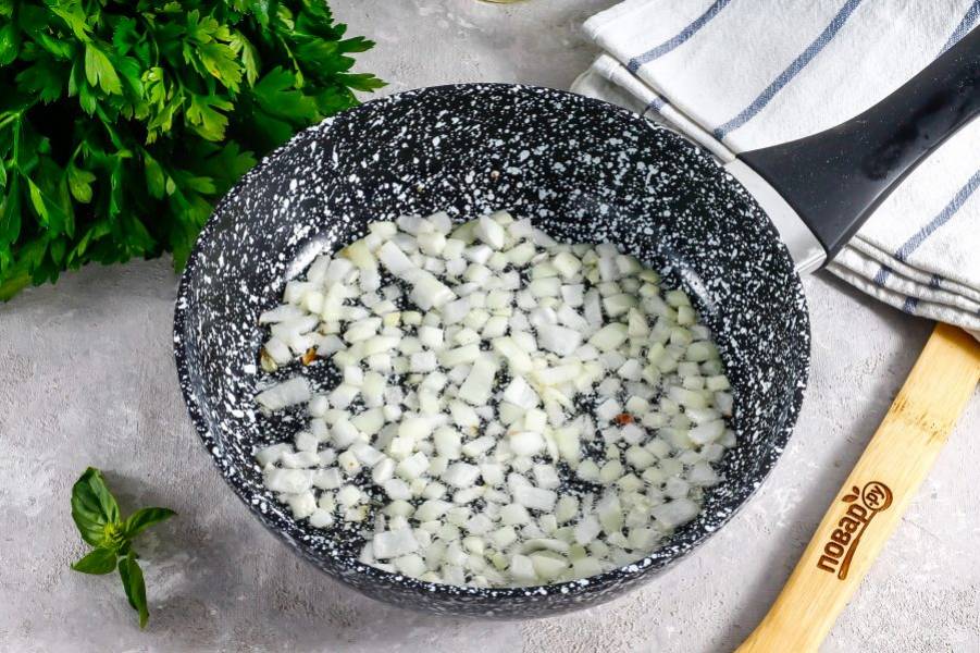 Нарежьте оставшуюся половину репчатого лука мелким кубиком, а чеснок измельчите и отпассеруйте в растительном масле на сковороде до румяности.