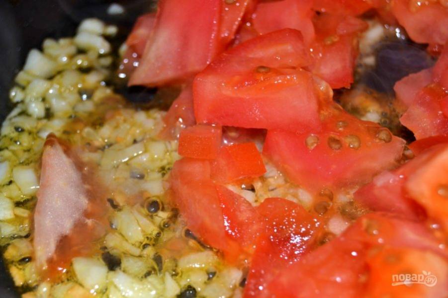4.	Затем добавьте в сковороду помидоры.
