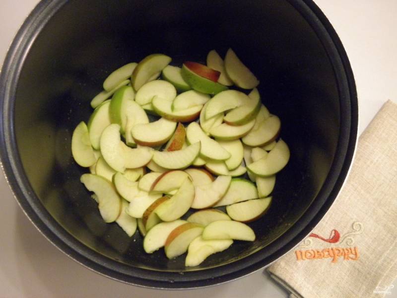 Порежьте яблоки тонкими дольками, предварительно удалив сердцевинку. Чашу мультиварки смажьте любым жиром.