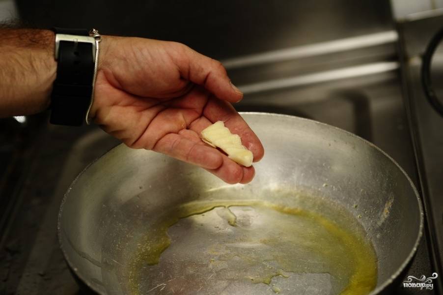 Зубчик чеснока порежьте пластиночками, выложите на разогретую сковороду с оливковым маслом и обжарьте пару минут. 