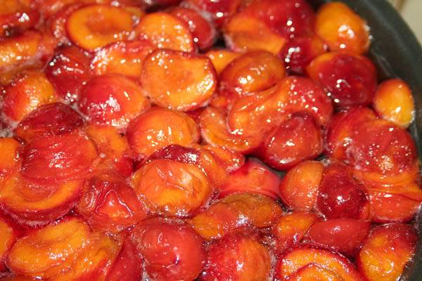 Когда мы в последний раз зальем ягоды сиропом, ставим таз с ними на огонь, доводим массу до кипения и варим алычу 1-2 минуты.