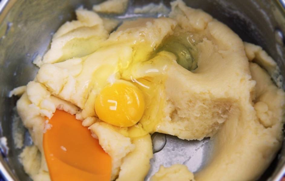 Разбейте первое яйцо, добавьте его в миску. Тщательно вмешивайте яйцо в тесто. 