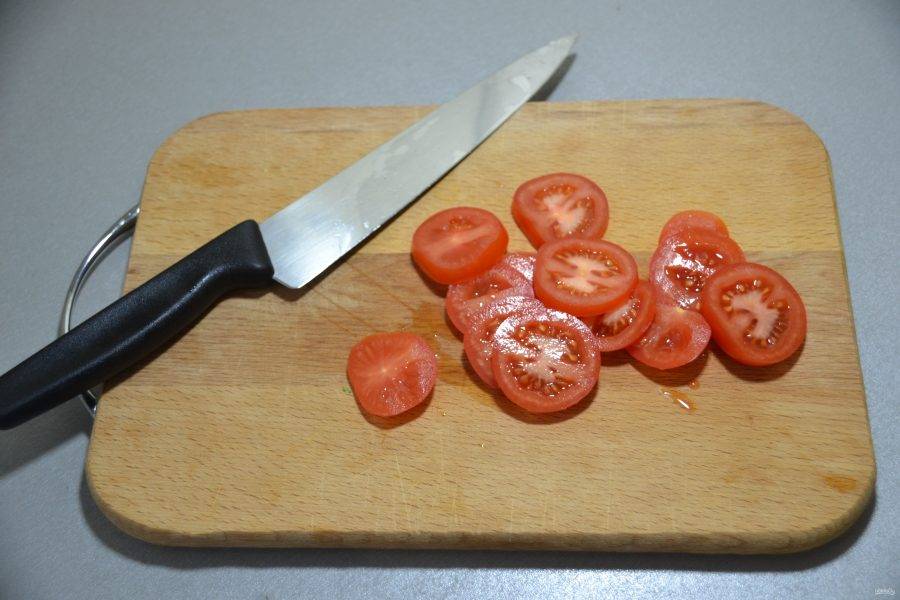 Тонко нарежьте помидоры.