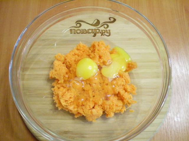 3. В морковь добавляем сырые яйца, перемешиваем.