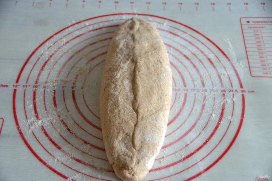 Формуйте хлеб той формы, которая вам больше нравится. Если хотите испечь формовой хлеб "кирпичиком", выложите в форму для запекания. 