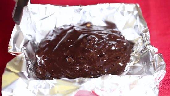 6.	Перелейте шоколадную смесь в подготовленную форму, разровняйте.