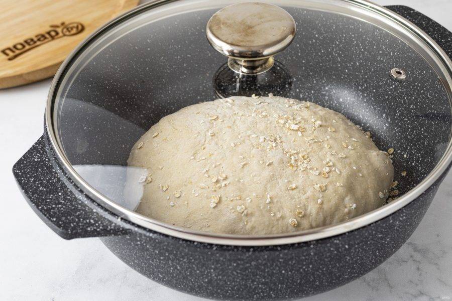 Накройте крышкой. Готовьте хлеб в духовке при температуре 220 градусов 30-35 минут, затем снимите крышку и выпекайте еще 10-15 минут, чтобы появилась хрустящая корочка.
