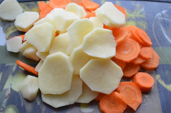 Тонко нарезаем картофель и  морковь. Складываем в миску. 