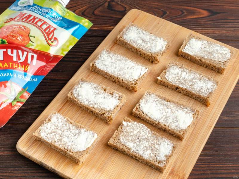 С диабетического хлеба срежьте корочки и нарежьте небольшими кусочками. Каждый кусочек смажьте небольшим количеством масла.
