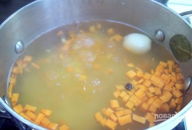 Варите суп ещё около 20 минут, до готовности гороха с морковью.