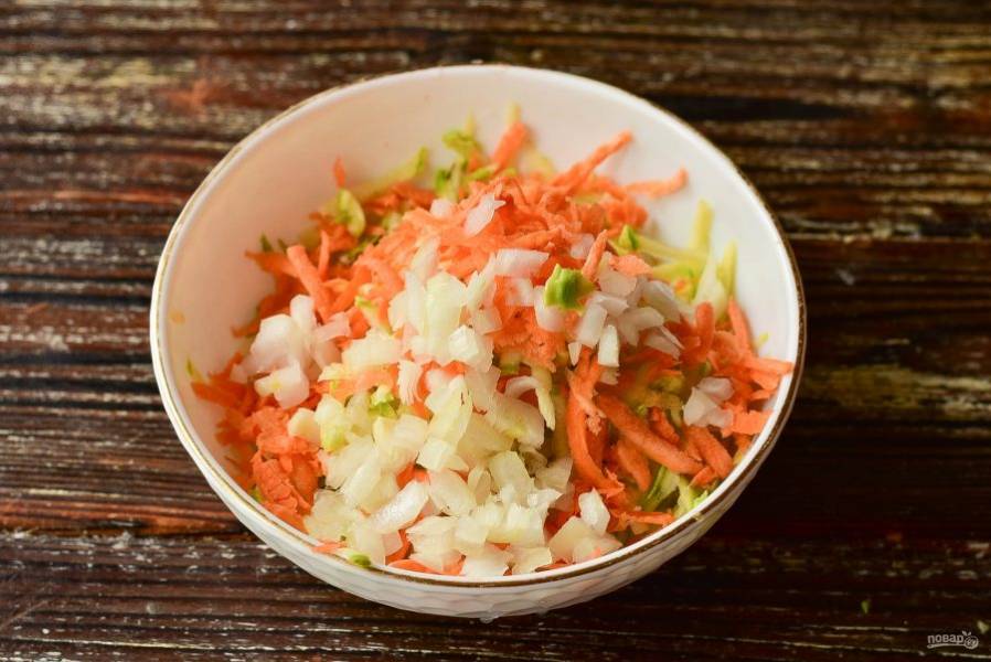 Натрите на терке кабачок, морковь и нарежьте репчатый лук.