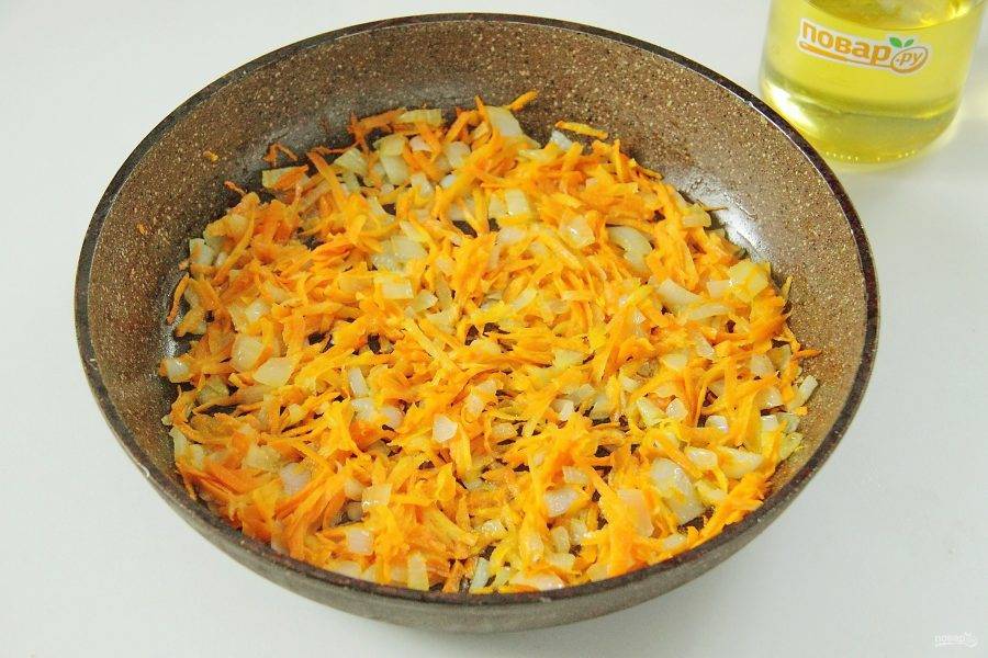 Лук нарежьте кубиками, морковь натрите на терке. Обжарьте овощи на сковороде до мягкости.
