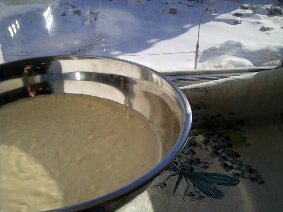 2. Оставим в теплом месте. Когда тесто увеличится в объеме в два раза - перемешаем его, и можно печь блины.