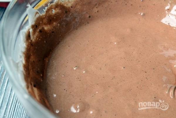 4. Добавьте какао, а следом просеянную с солью и разрыхлителем муку. Все тщательно перемешайте. 