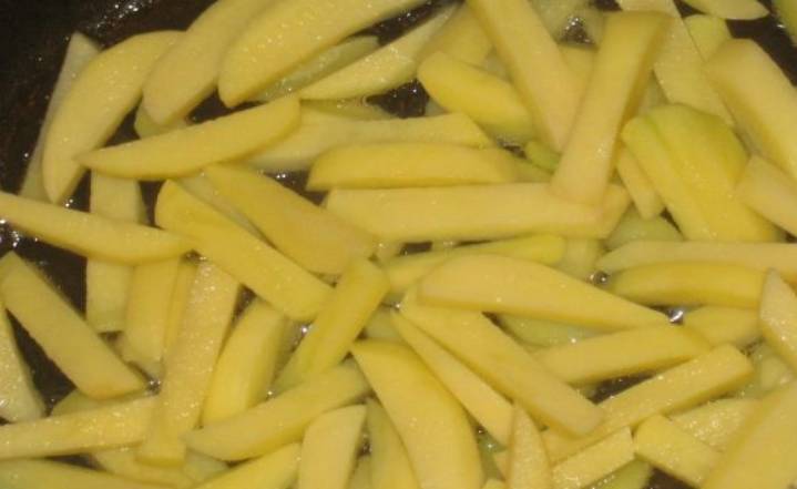 Картофель промойте, очистите и нарежьте соломкой. Обжарьте картофель на растительном масле примерно 15 минут.