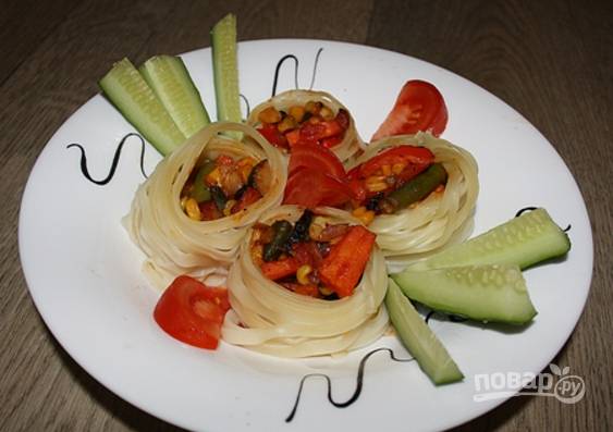 4.	Переложите гнезда со сковороды на тарелку и подавайте горячими со свежими овощами. 