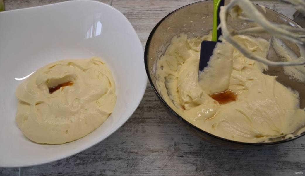 Разделите тесто на 2 части. В одну часть, которая будет оставаться белой, добавьте ванильный экстракт, в другую часть — шоколадную. Добавьте 1 ст. ложку рома (или коньяка).