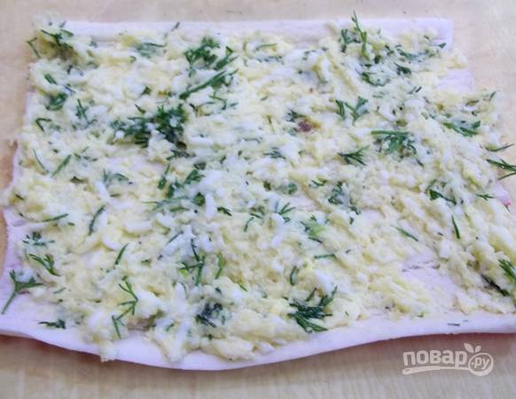 7. Выложите тонким слоем сырный салатик. 