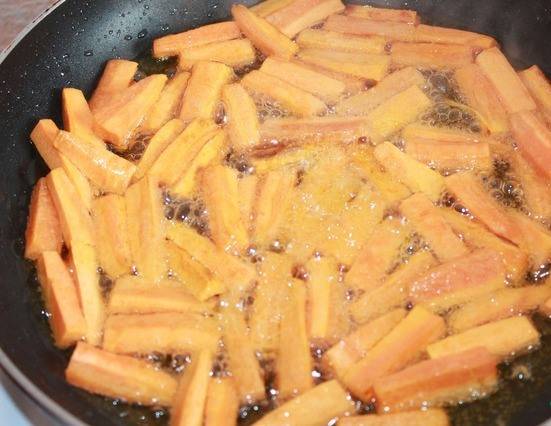 2. На той же сковороде теперь обжарим морковку, - и тоже отправим в кастрюлю. 