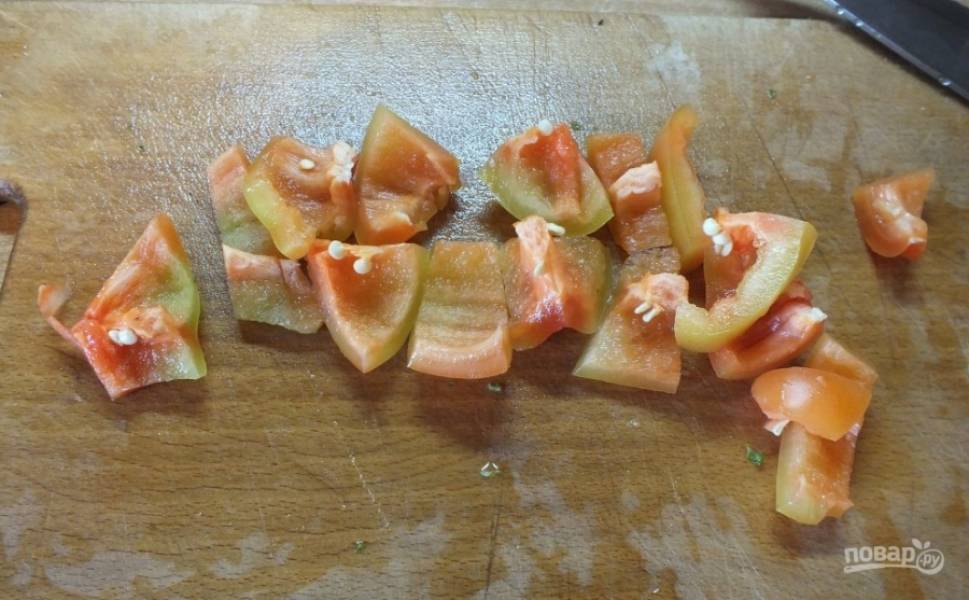 2. Болгарский перец мою и разрезаю на 2 части, очищаю от семян и нарезаю кубиком среднего размера.