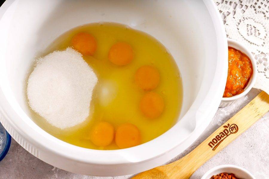 Вбейте куриные яйца в чашу кухонного комбайна или миксера, добавьте соль и 130 грамм сахара. Вместо 6 мелких яиц можно использовать 4 крупных яйца. Взбейте примерно 3-5 минут в пышную пену.