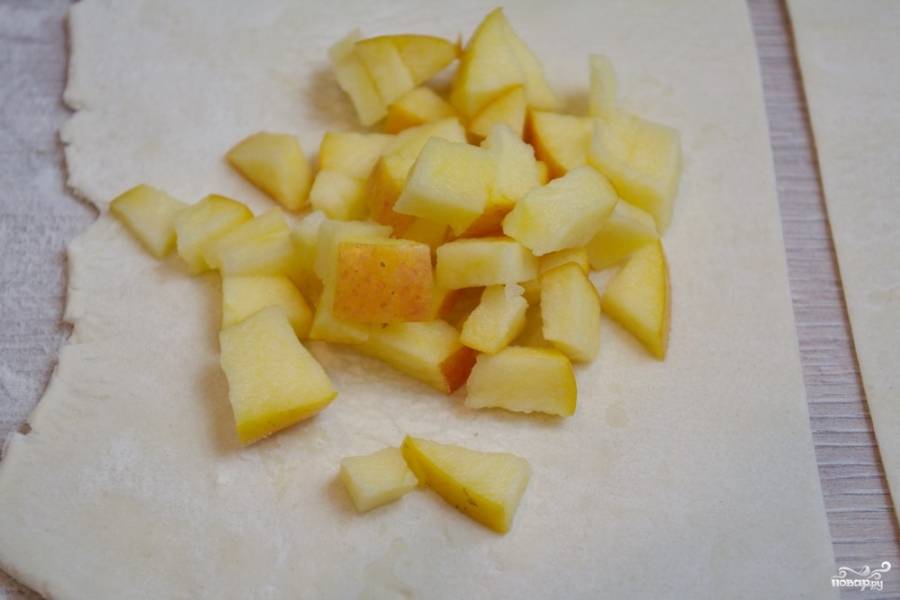 Яблочную мякоть нарежьте кубиками. Тесто нарежьте на квадраты.