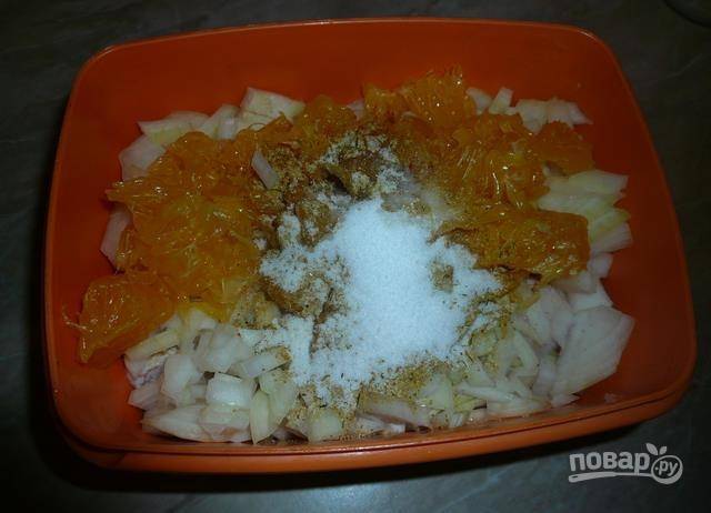Добавьте измельченную мякоть апельсина к курице и луку. Затем добавьте приправу и соль.