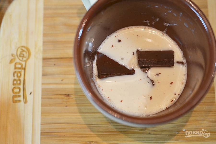Шоколад залейте кипящим молоком.