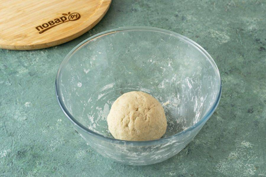 Скатайте тесто в шар, заверните в пленку и оставьте на 15-20 минут полежать при комнатной температуре.