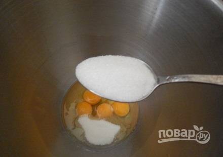 1. Включите духовку, пусть разогревается до 180 градусов. В глубокую мисочку вбейте яйца, добавьте сахар, немного воды или молока. 