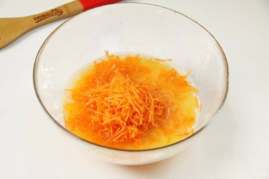 Добавьте тертую на мелкой терке морковь.