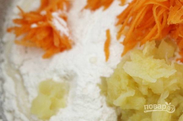 4. Добавьте в мисочку морковь, измельченные ананасы, муку с содой и корицей. Все тщательно перемешайте. 