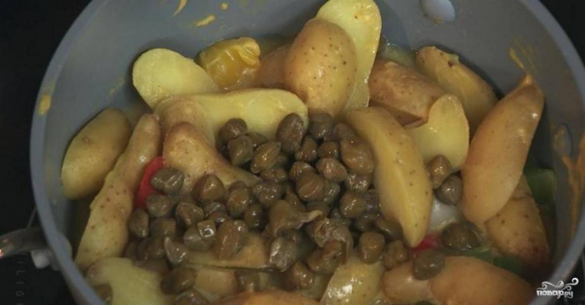8. Очищаем перец, отправляем его к картофелю, туда же добавляем лук, каперсы горчицу и соль. 