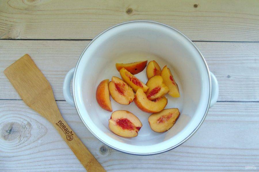 Нектарины и персики помойте, удалите косточку и нарежьте дольками. Выложите в кастрюлю.