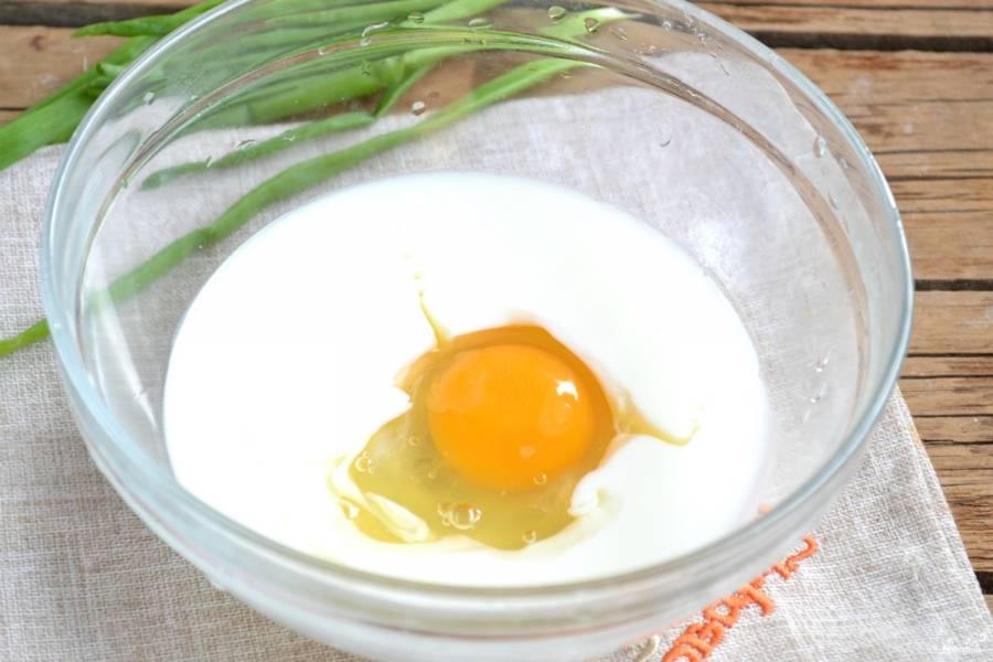 Кефир смешайте с яйцом, солью и разрыхлителем.