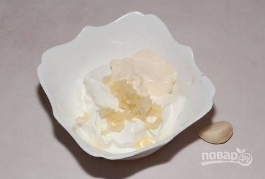 1.	В тарелку выложите 2-3 столовые ложки майонеза, добавьте к ним измельченный чеснок. Отварите яйца, затем натрите их на крупной терке, измельчите крабовые палочки.