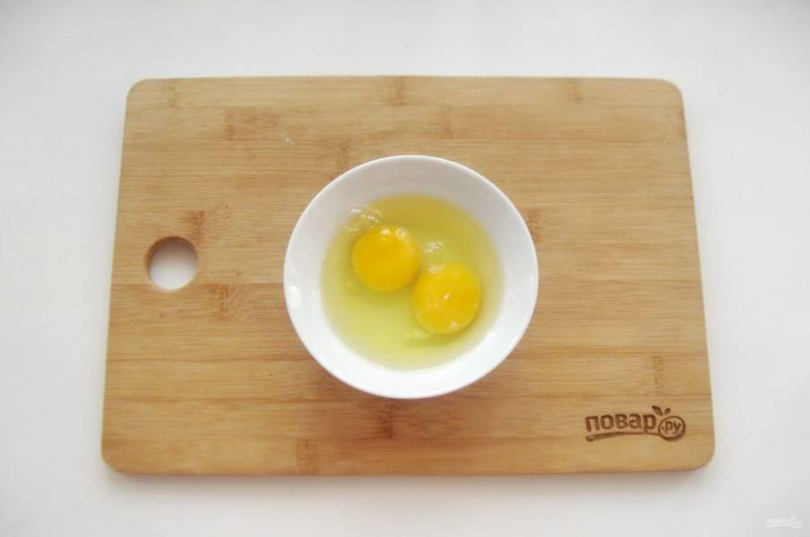 Яйца разбейте в мисочку.
