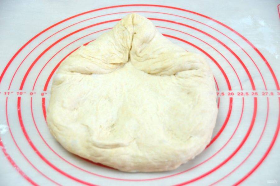 Для формовки в форме "батарда" ("бастарда") растяните тесто в пласт, подверните уголки теста внутрь.